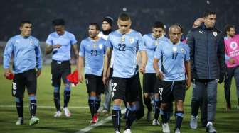 Pemain Uruguay meninggalkan arena pertandingan (25/6) [Reuters/Ivan Alvarado]