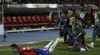 Mauricio Isla rayakan gol ke gawang Uruguay (25/6) [Reuters/Henry Romero]