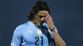 Edinson Cavani usai mendapat kartu merah (25/6) [Reuters/Ivan Alvarado]