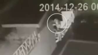 VIDEO: Tidur Sambil Berjalan, Lelaki Ini Jatuh dari Atas Gedung