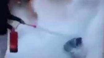 Parah, Bocah Ini Semprot Gelandangan Tidur dengan Tabung Pemadam
