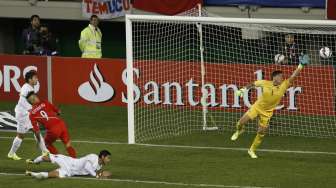 Guerrero menjebol gawang Bolivia (26/6) [Reuters/Carlos Garcia Rawlins]