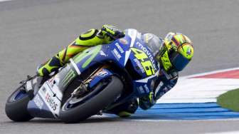 Aksi pebalap Yamaha Valentino Rossi di sesi kualifikasi MotoGP Belanda di Assen (26/6). Reuters/Ronald Fleurbaaij