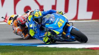 Pebalap Suzuki Aleix Espargaro (kanan) memimpin dari Marc Marquez saat sesi kualifikasi MotoGP Belanda. Reuters/Michael Kooren