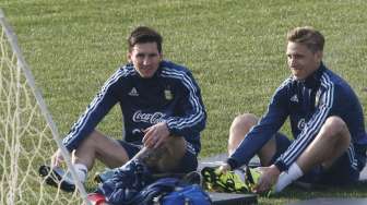 Kapten Argentina Lionel Messi (kiri) dan Lucas Biglia santai melakoni sesi latihan di Vina del Mar. Reuters/Rodrigo Garrido