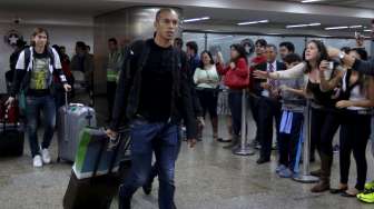 Pemain Brasil Miranda (kedua kiri) dan Filipe Luis (L) saat tiba di Bandara Internasional, Sao Paolo (28/6). Reuters/Paulo Whitaker