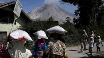 Sinabung Luncurkan Lahar Panas