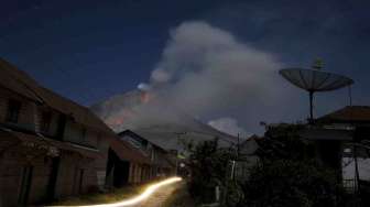 Sinabung Luncurkan Lahar Panas