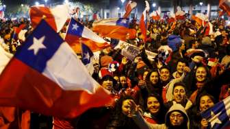 Fans tuan rumah rayakan keberhasilan Cile melaju ke final Copa America (30) [Reuters/Carlos Garcia Rawlins]