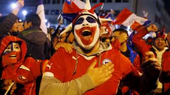 Fans tuan rumah rayakan keberhasilan Cile melaju ke final Copa America (30) [Reuters/Carlos Garcia Rawlins]