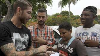 Sergio Ramos bersama anak-anak Cuba saat bertugas sebagai duta UNICEF (1/7) [Reuters/Enrique de la Osa]