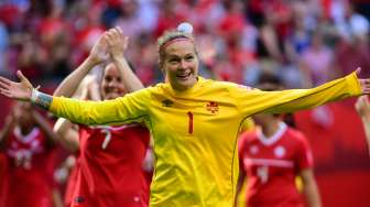 Kiper tuan rumah Kanada Erin McLeod (1) meluapkan kegembiraannya usai mengalahkan Swiss di BC Place Stadium (21/6). (Reuters/Anne-Marie Sorvin/USA Today)