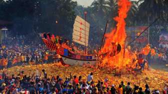 Ritual Bakar Tongkang