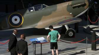 MK.1 Spitfire, sebuah pesawat berpenumpang tunggal buatan Inggris tahun 1938, akan dilelang di London pada tanggal 9 Juli 2015 . (Reuters/Peter Nicholls)