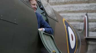 MK.1 Spitfire, sebuah pesawat berpenumpang tunggal buatan Inggris tahun 1938, akan dilelang di London pada tanggal 9 Juli 2015 . (Reuters/Peter Nicholls)