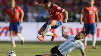 Pemain Argentina Nicolas Otamendi (bawah) menghentikan laju Alexis Sanchez (5/7) [Reuters/Jorge Adorno]