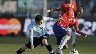 Arturo Vidal (kanan) berebut bola dengan Lionel Messi (5/7) [Reuters/Jorge Adorno]