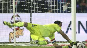 Kiper Cile Claudio Bravo menggagalkan penalti Ever Banega (5/7) [Reuters/Jorge Adorno]