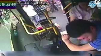 VIDEO: Digebuk Nenek Pakai Tongkat, Sopir Bus Menangis