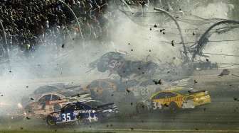 Kecelakaan di ajang balapan Sprint Cup Series NASCAR Coke Zero 400 di Daytona International Speedway, Florida, Amerika Serikat. [Reuters/Reinhold Matay]