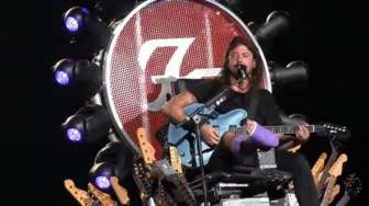 VIDEO: Vokalis Foo Fighter 'Manggung' dengan Kaki Patah