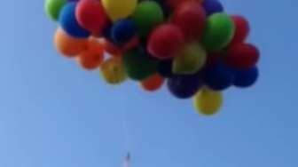 VIDEO: Lelaki Ini Terbang dengan 110 Balon, Seperti Film "Up"
