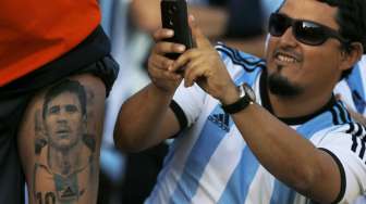 Fans Argentina memotret Wanita dengan tato Lionel Messi di kaki kirinya (9/7) [Reuters/Ivan Alvarado}