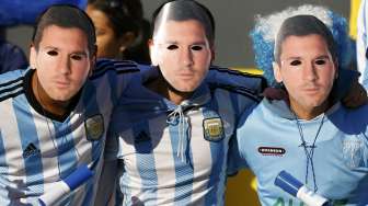 Fans Argentina kompak mengenakan topeng pemain pujaan mereka, Lionel Messi (9/7) [Reuters/Ivan Alvarado]