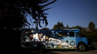 Fans rela menghias mobil tempat tinggalnya dengan gambar mega bintang Argentina, Lionel Messi (9/7) [Reuters]
