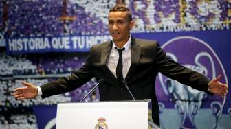 Klub Real Madrid memperkenalkan Danilo kepada publik Santiago Bernabeu (9/7). Reuters/Andrea Comas