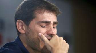 Iker Casillas saat mengucapkan selamat tinggal kepada Real Madrid (12/7) [Reuters/Andrea Comas]