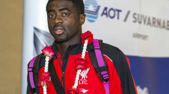 Pemain Liverpool Kolo Toure setelah bersama timnya tiba di bandara internasional Suvarnabhumi, Bangkok (13/7). Reuters/Athit Perawongmetha