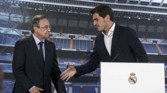 Presiden Real Madrid Florentino Perez melepas Iker Casillas secara resmi (13/7) [Reuters/Andrea Comas]