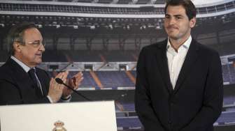 Presiden Real Madrid Florentino Perez melepas Iker Casillas secara resmi (13/7) [Reuters/Andrea Comas]