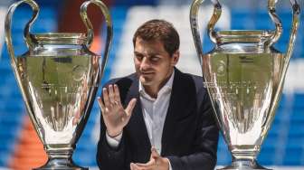 Iker Casillas saat mengucapkan selamat tinggal kepada fans Real Madrid di Santiago Bernabeu (13/7)  [Reuters/Andrea Comas]