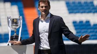 Iker Casillas saat mengucapkan selamat tinggal kepada fans Real Madrid di Santiago Bernabeu (13/7)  [Reuters/Andrea Comas]