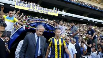 Pemain baru Fenerbahce Robin van Persie masuk ke Sukru Saracoglu Stadium (14/7). Reuters/Osman Orsal