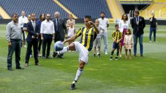 Pemain baru Fenerbahce Robin van Persie menendang bola saat diperkenalkan di Sukru Saracoglu Stadium (14/7). Reuters/Osman Orsal