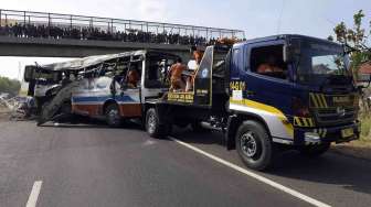 Sopir Kantuk Berat, Bus Rombongan BPBD Hantam Truk Pengangkut Besi Tua