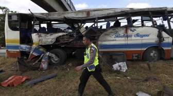 11 orang tewas dan 27 orang luka-luka akibat bus menabrak pembatas jalan dari arah Jakarta menuju Jawa Tengah. 