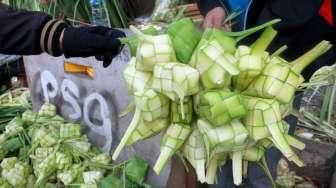 Penjual Kulit Ketupat