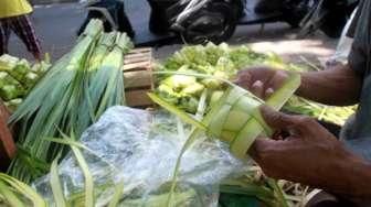 Penjual Kulit Ketupat