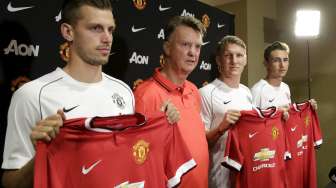 Tiga pemain baru Manchester United Morgan Schneiderlin, Bastian Schweinsteiger, dan Matteo Darmian berfoto bersama manajer MU Louis van Gaal (16/7) [Reuters/Jason Redmond]