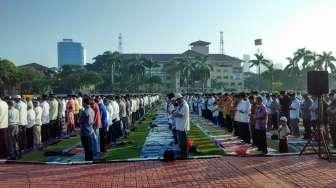 Kapolri dan Wakapolri Bersebelahan Saat Menunaikan Salat Id