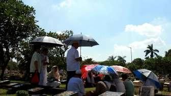 Ziarah Makam di Hari Raya