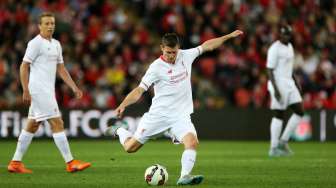 Aksi pemain Liverpool James Milner saat menghadapi Brisbane Roar di laga persahabatan di Suncorp Stadium, Brisbane (17/7). Reuters / Jason O'Brien Livepic