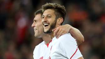 Pemain Liverpool Adam Lallana merayakan golnya bersama James Milner saat  menghadapi Brisbane Roar di laga persahabatan di Suncorp Stadium, Brisbane (17/7). Reuters / Jason O'Brien Livepic