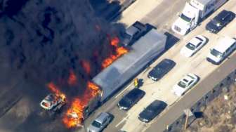 Sejumlah mobil habis terbakar oleh api yang menjalar dari semak di Cajon Pass, California, (17/7). (Reuters/NBCLA.COM)