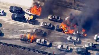 Sejumlah mobil habis terbakar oleh api yang menjalar dari semak di Cajon Pass, California, (17/7). (Reuters/NBCLA.COM)