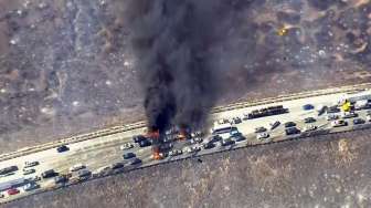 Sejumlah mobil habis terbakar oleh api yang menjalar dari semak di Cajon Pass, California, (17/7). (Reuters/NBCLA.COM)